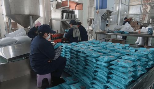 年销售瓜子千吨的炒货厂意外走红，跨界化妆品批发引发热议